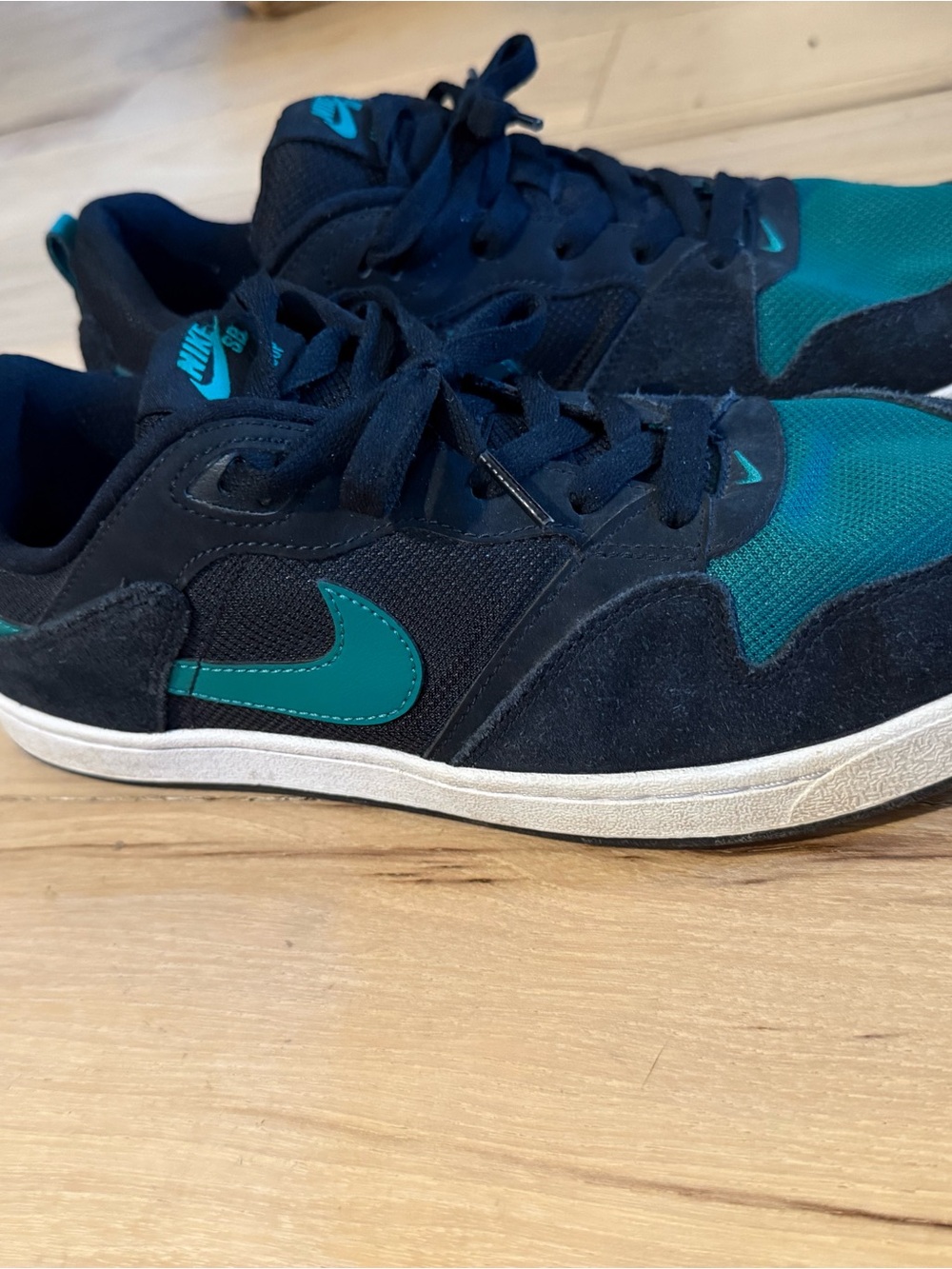 Nike Men’s Black & Teal Low-Top Sneakers